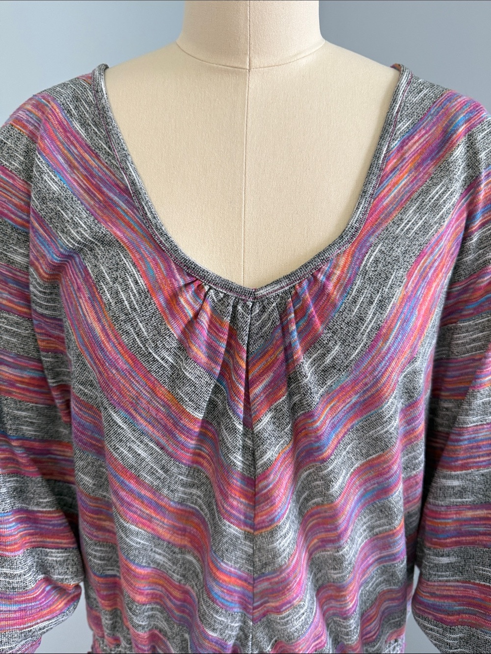 Almost Famous Striped Heathered V-Neck Women’s Top in Gray and Pink SZL - Picture 3 of 15